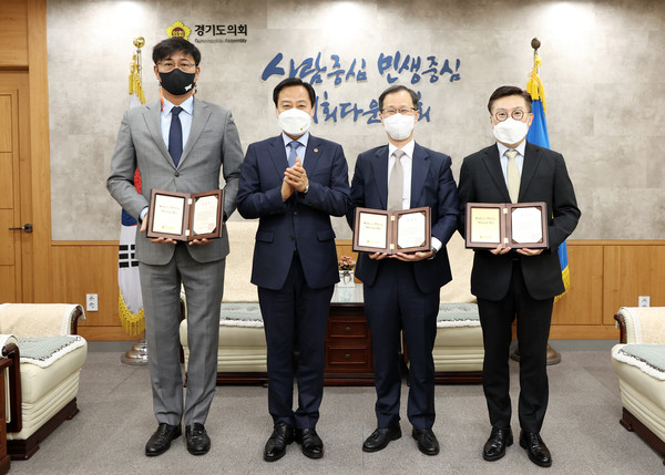 (좌측부터) 김주형 대표, 장현국 의장, 최유성 회장, 위현철 수원분회장(‘경기도의회 제공’ 