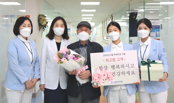 윤혜정 교수(왼쪽에서 두번째)가 정세진 환자에게 꽃다발과 