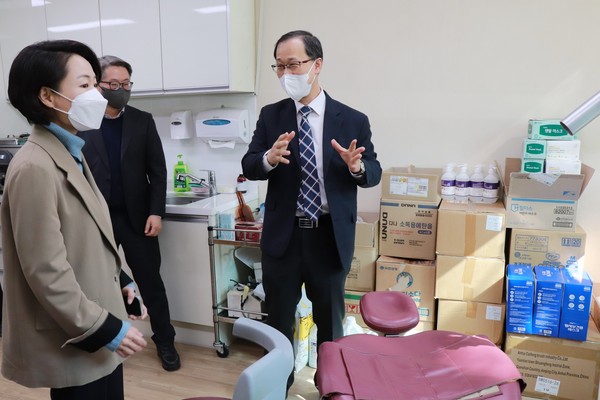 최유성 회장(우)이 홍정민 의원(좌)에게 의료봉사 진행내용을 설명하고 있다