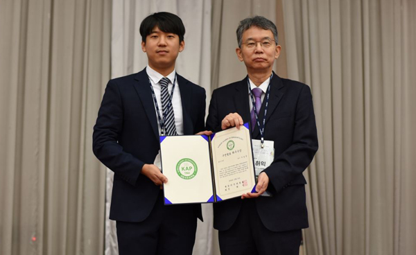 서길종 전문의(좌)가 허익 치주과학회장으로부터 