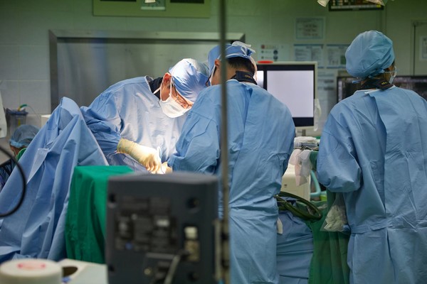 경희대치과병원 구강악안면외과 이정우 교수가 구강암환자 대상 미세수술을 시행하고있다