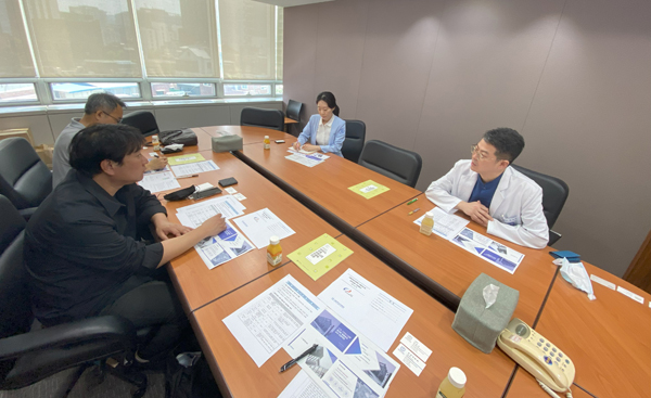 서울대치과병원 관계자들이 외국인환자 유치 확대를 위한 심화컨설팅을 받는 모습