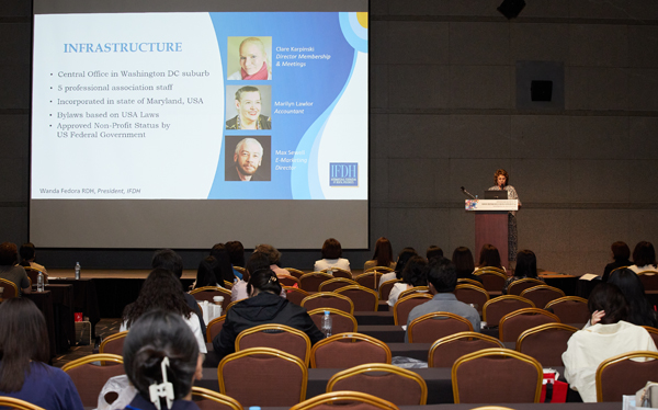 세계치과위생사연맹 완다 회장의 강연모습