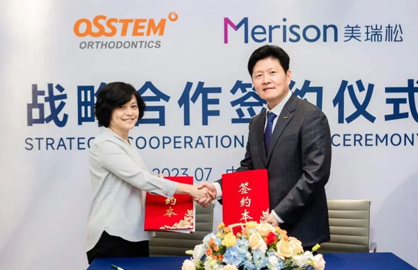 중국 CC Dental사 CEO 호걸장(좌)과 오스템올소 김병일 대표