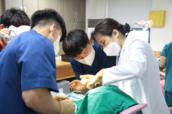 봉사단장 박주영 교수(맨 오른쪽) 진료모습
