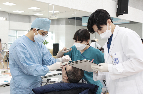 서울대치과병원 의료진의 공공의료활동 모습