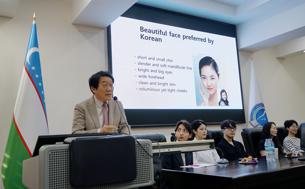 봉사단장 최진영 교수가 타슈켄트 국립치과대학 교수진 및 학생 대상으로 강연하고 있다