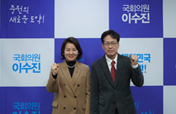 이수진 의원과 최병진 위원장(우)