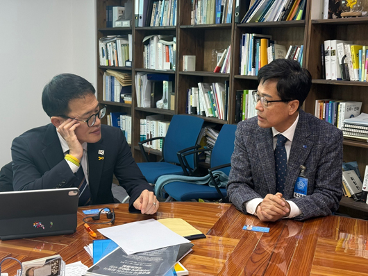 최병진 전 회장(우)과 박주민 의원의 면담 모습