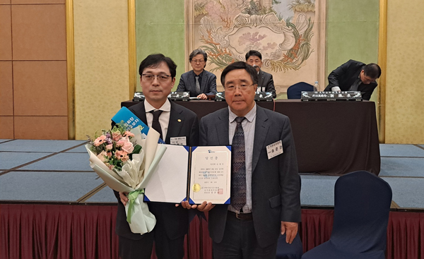 지난 15일 치기협 대의원총회서 김정민 후보(좌)가 신임회장에 당선됐다