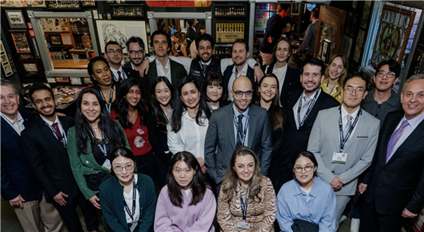 최희선 전임의(앞줄 오른쪽 첫 번째)와 Academy of Osseointegration 참석자들