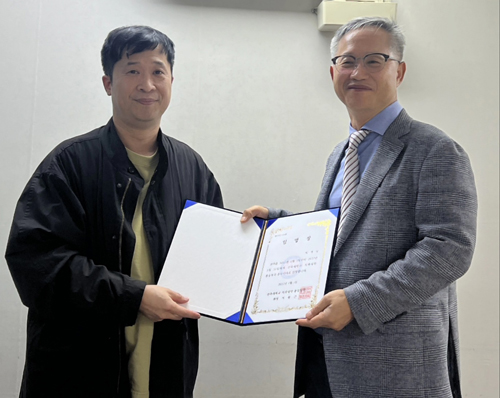 이용근 히장(우)이 박청길 총무에게 