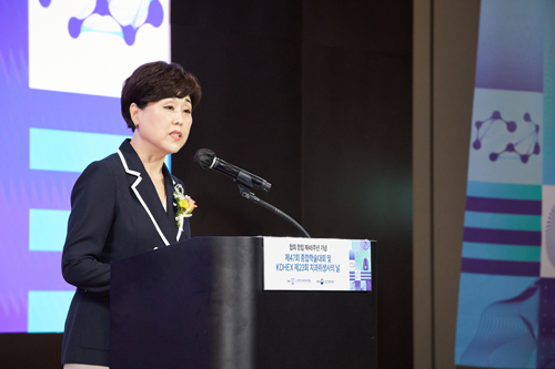 박정란 신임회장이 개회사를 하고 있다